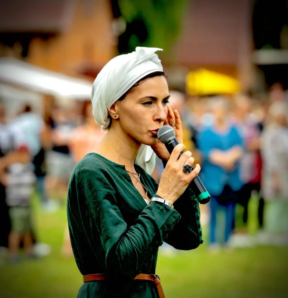 Festa Cortese edukacija – pasakotoja, vilkinti istorinį kostiumą, su mikrofonu